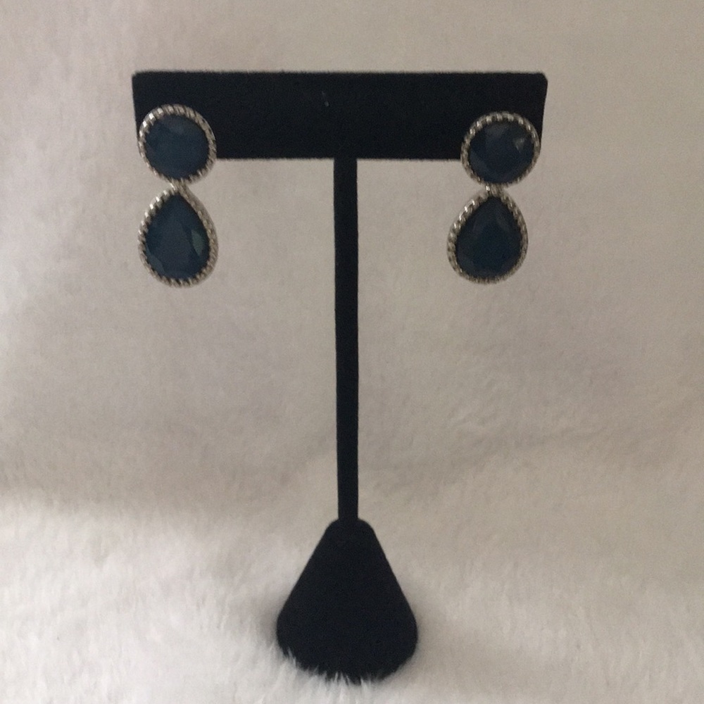 2 pairs of earrings